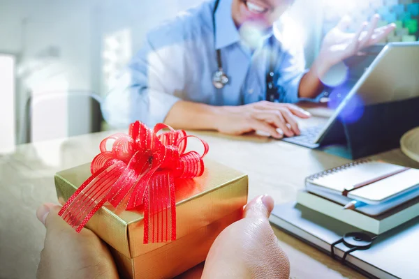 Gift Giving.Patient hand or Team giving a gift to a surprised Me — Stok Gambar Gift Giving.Patient hand or Team giving a gift to a surprised Me Stok Gambar Bebas Royalti