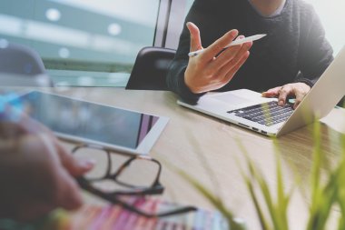 Fotoğraf Web grafik tasarımcı el toplantı ekibi ile yeni olarak