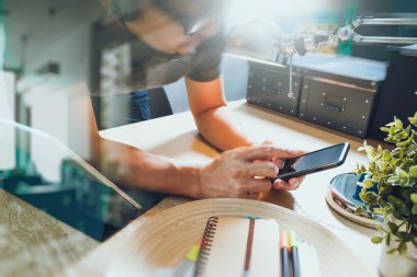 VoIP mezartaşı ile dijital tablet bilgisayar yerleştirme zeki kullanan adam