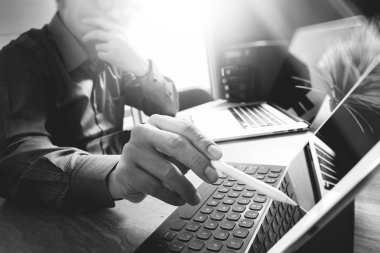 Mermer Resepsiyon çalışma Laptop yüklü çalışan geliştirici dış kaynak