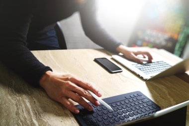 Web sitesi tasarımcısı dijital tablet çalışma dock klavye ve yüklü