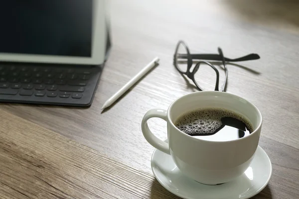 Taza de café y mesa digital muelle teclado inteligente, gafas, estilo — Foto de Stock