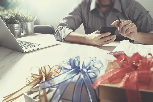 Regalo dando mano creativa scelta e mano con regalo. Regalo gastronomia — Foto Stock