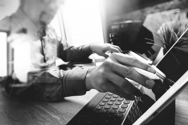 Outsource Developer working on marble Desk Working Laptop Comput — Stock Photo, Image