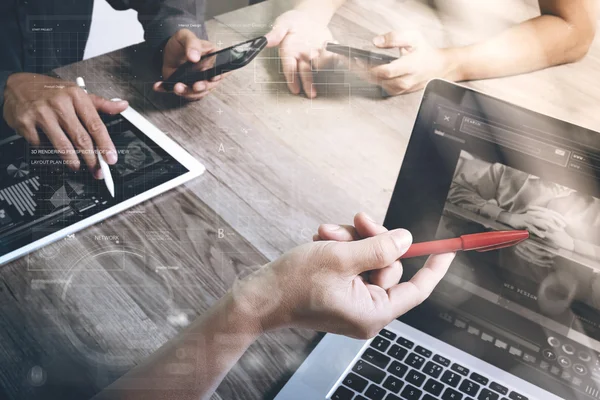 Concepto de trabajo en equipo, mano de hombre de negocios asistiendo a videoconferencia en —  Fotos de Stock