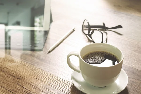 Taza de café y mesa digital muelle teclado inteligente, gafas, estilo — Foto de Stock