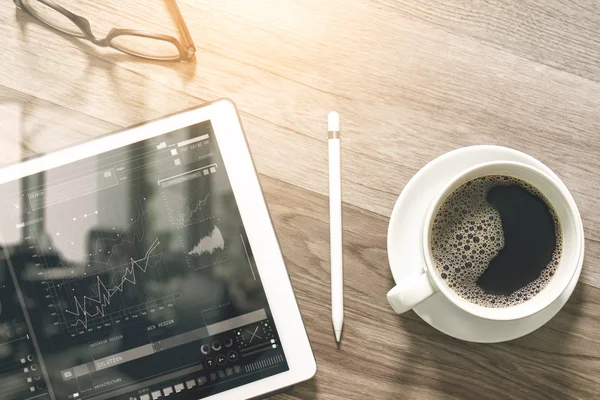 Tasse à café et Digital table dock clavier intelligent, lunettes, styl — Photo