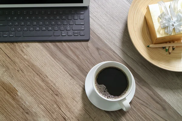 Tasse à café et clavier intelligent Digital table dock, boîte cadeau en or a — Photo