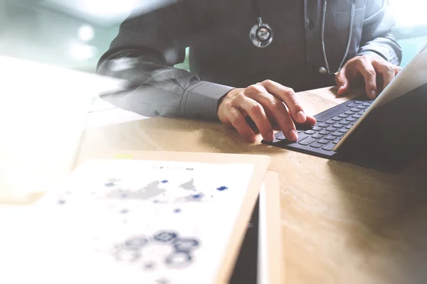 Concepto de tecnología médica. Mano de doctor trabajando con digi modernos — Foto de Stock