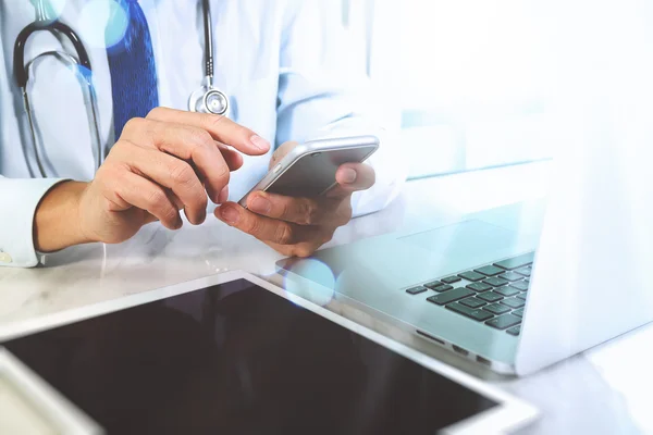 Concepto de tecnología médica. Mano de doctor trabajando con digi modernos — Foto de Stock