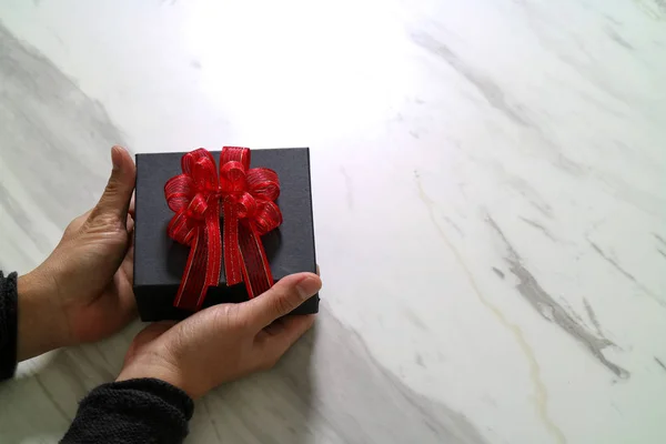 Gift giving,man hand holding a gift box in a gesture of giving o — Stock Photo, Image