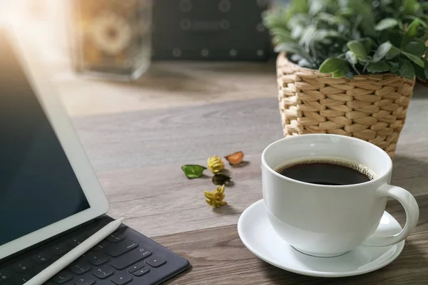 Tasse à café et numérique table dock clavier intelligent, vase fleur son — Photo