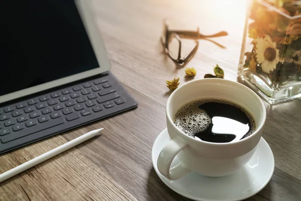 Kaffekopp och Digital tabell docka smart tangentbord, vas blomma henne — Stockfoto