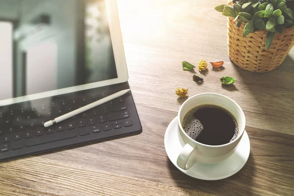 Taza de café y teclado inteligente de muelle de mesa digital, florero de su flor — Foto de Stock