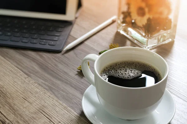 Copo de café e mesa digital doca teclado inteligente, vaso flor dela — Fotografia de Stock