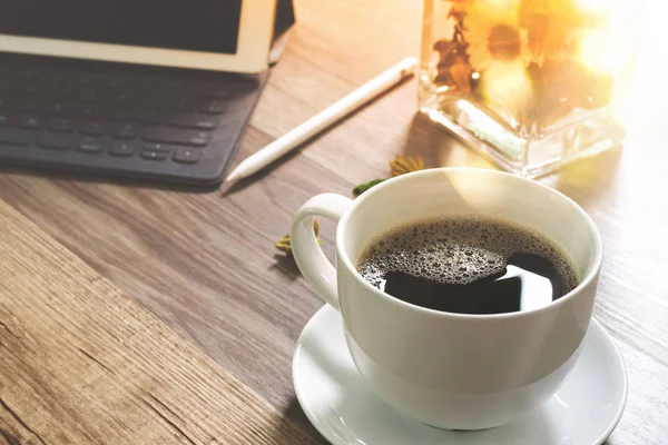 Kaffeetasse und digitales Tischdock intelligente Tastatur, Vase Blume ihr — Stockfoto