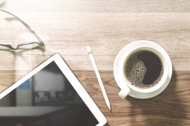 Kahve fincanı ve dijital tablo yerleştirme akıllı klavye, gözlük, styl