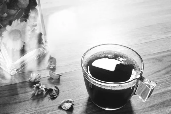 Xícara de café ou chá, vaso de vidro ervas de flores secas, na mesa de madeira , — Fotografia de Stock