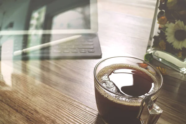 Чашка кофе или чай и цифровой стол док умная клавиатура, ваза flo — стоковое фото