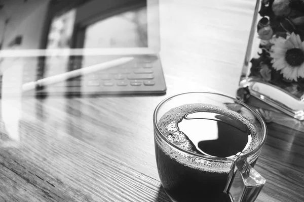 Kaffeetasse oder Tee und digitales Tischdock intelligente Tastatur, Vase flo — Stockfoto