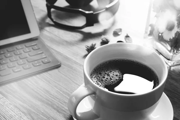 Copo de café e mesa digital doca teclado inteligente, vaso flor dela — Fotografia de Stock