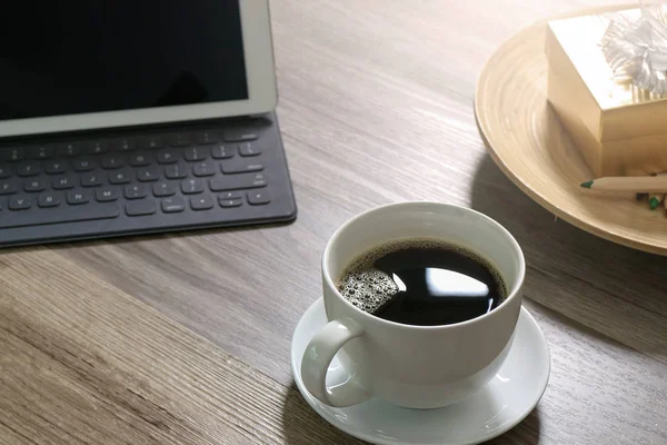 Tazza da caffè e tastiera intelligente da tavolo digitale dock, confezione regalo oro a — Foto Stock