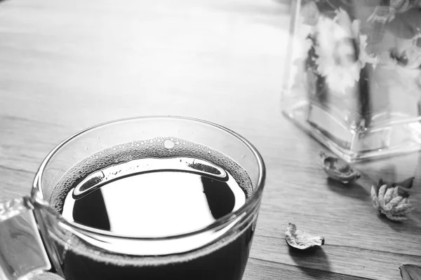 Kaffekopp eller te, glas vas torr blomma örter, på träbord, — Stockfoto