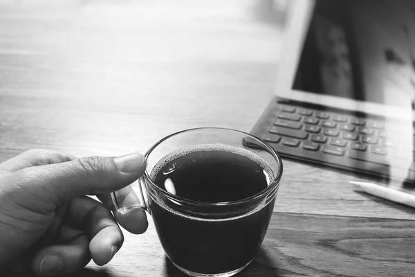 Hand hält Kaffeetasse oder Tee und digitales Tischdock Smart Keyb — Stockfoto