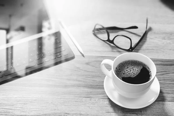 Koffiekopje en digitale tabel dock slimme toetsenbord, brillen, styl — Stockfoto