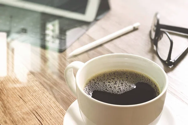 Šálek kávy a digitální stolní dok klávesnice smart, brýle, styl — Stock fotografie