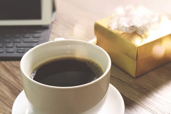 Kaffekopp och Digital tabell docka smart tangentbord, guld presentask en — Stockfoto