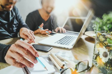 Dockin dijital tablet bilgisayarınızla VoIP kulaklık kullanarak ortak çalışan