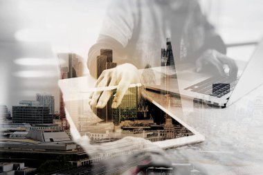 iki meslektaşım web tasarımcısı veri ve dijital tablet tartışırken bir