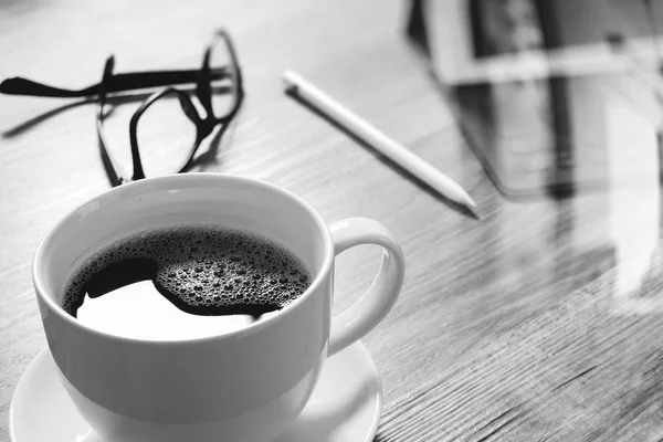 Koffiekopje en digitale tabel dock slimme toetsenbord, brillen, styl — Stockfoto