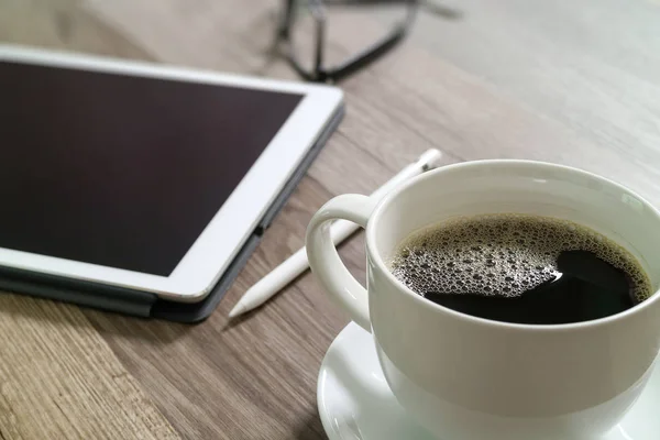 Ceașcă de cafea și andocare digitală tastatură inteligentă, ochelari de vedere, stil — Fotografie, imagine de stoc