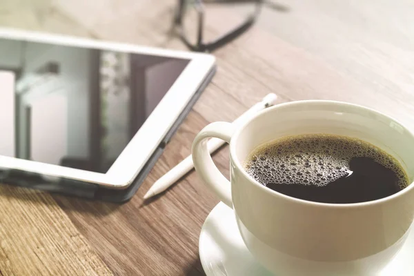 Tasse à café et Digital table dock clavier intelligent, lunettes, styl — Photo