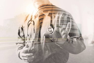 Çift pozlama stetoskop ile tutarak akıllı tıp doktoru