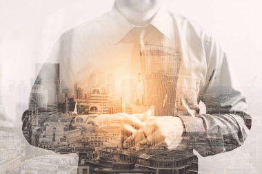 Lon eliyle tutarak başarı işadamı çift pozlama