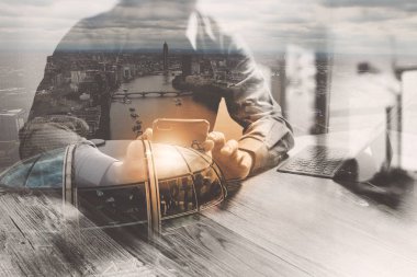 Double Exposure, akıllı telefon ve klavye kullanarak işadamı dock 