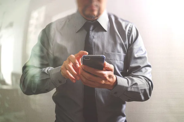 Hombre de negocios de éxito utilizando el teléfono inteligente, vista frontal, efecto de filtro — Foto de Stock