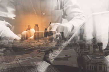 Lo ile akıllı telefon kullanarak başarı işadamı çift pozlama