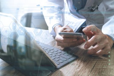 Akıllı tıp doktoru el akıllı telefon, dijital tablo ile çalışma