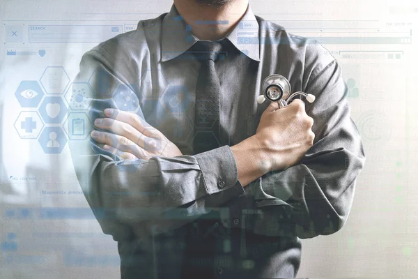 Doctor médico inteligente a través de sus brazos, computadora de pantalla táctil, stet —  Fotos de Stock