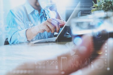 Kahve break.using dijital tablet doktor alarak tıp doktoru takım