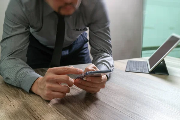 Homme d'affaires utilisant téléphone intelligent et clavier dock numérique tablet.W — Photo