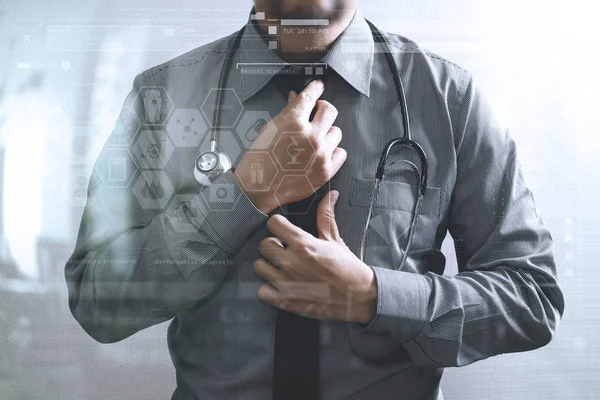 Médico inteligente segurando computador tablet digital, estetoscópio — Fotografia de Stock