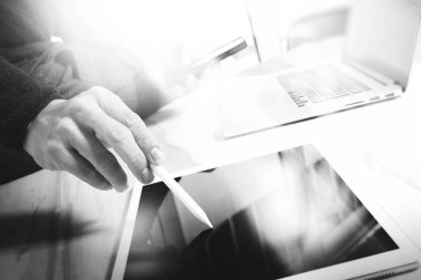 Tasarımcı el ile dizüstü bilgisayar üzerinde mermer masada res çalışıyor.