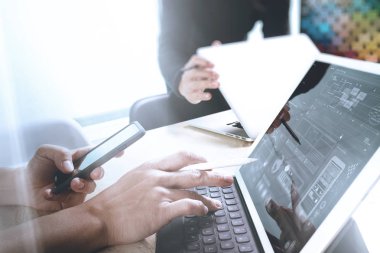 iki meslektaşım web tasarımcısı tartışırken veri ve dijital tablet yapmak
