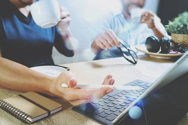 Co-working concepteurs de sites Web travaillant au bureau et tenant une tasse — Photo