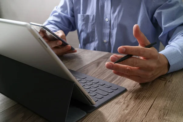 Mão empresário sucesso usando caneta stylus, encaixe tablet digital — Fotografia de Stock